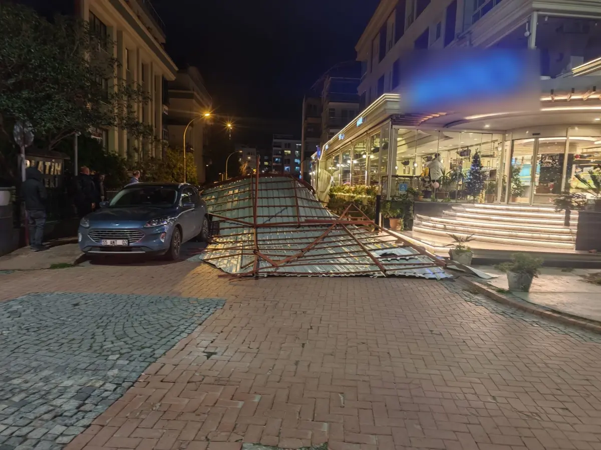 Samsun\'da Şiddetli Rüzgar Çatı Uçurdu