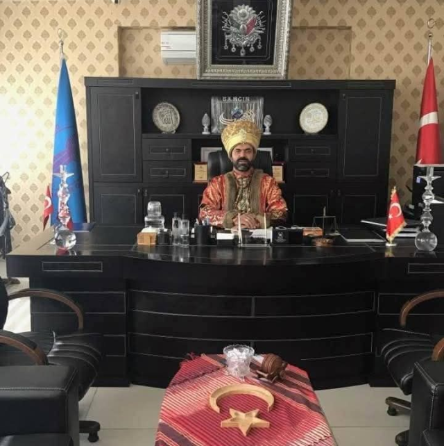 Seçime böyle gidiyor: Makam odasında padişah kıyafetiyle poz veren oda başkanı Seçime böyle gidiyor: Makam odasında padişah kıyafetiyle poz veren oda başkanı