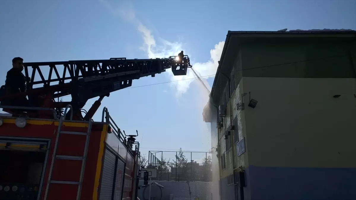 Siirt\'te Okullar için Kar ve Buz Temizliği