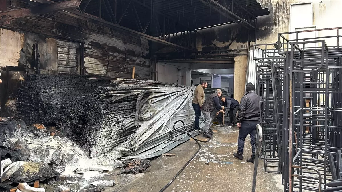 Sultanbeyli\'de Yangın: İmalathane Zarar Gördü