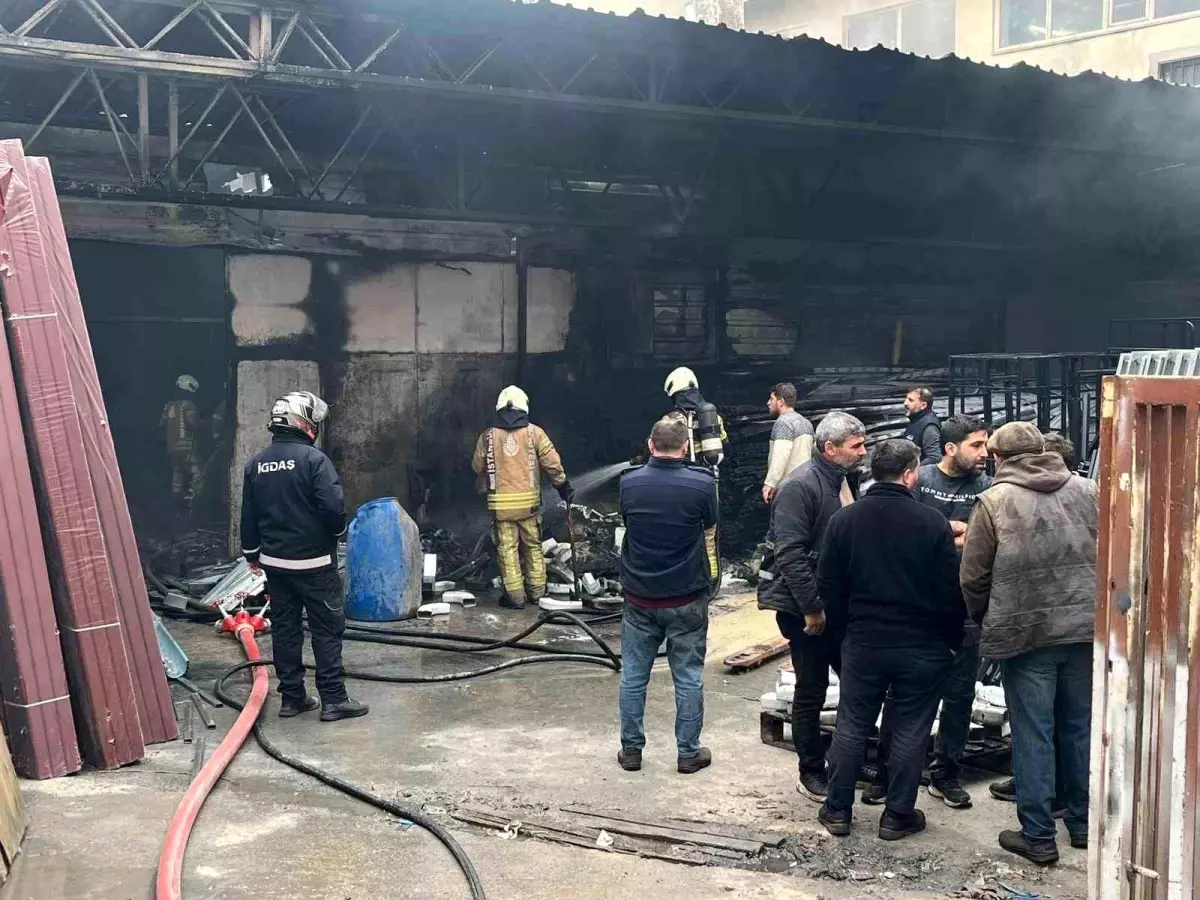 Sultanbeyli\'de İmalathanede Yangın Paniği