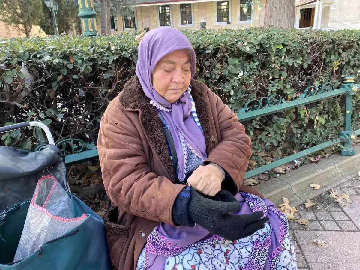 74 Yaşındaki Kadın, Hasta Olmasına Rağmen Sokakta Çalışıyor