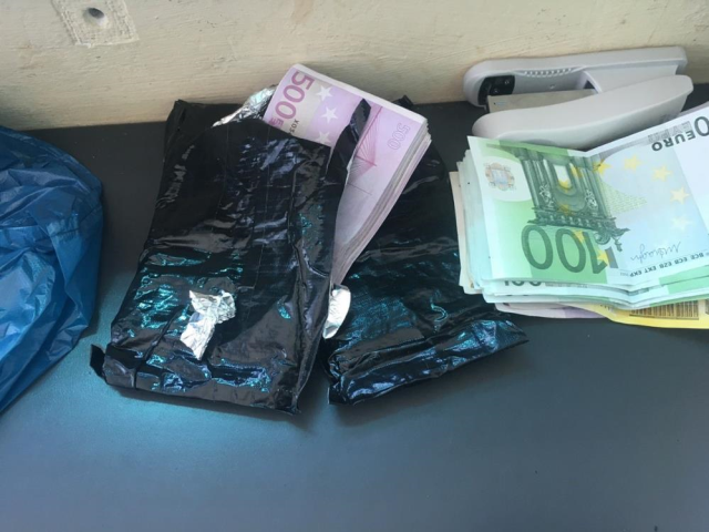 Türkiye'ye gelmek isteyen tırlardaki 85 bin euro ve 426 gram altın komşuya takıldı