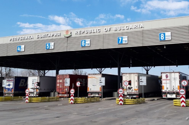 Türkiye'ye gelmek isteyen tırlardaki 85 bin euro ve 426 gram altın komşuya takıldı