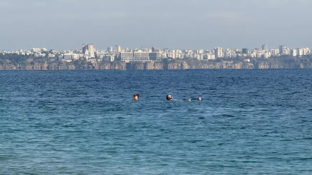 Görüntü Türkiye\'den! Herkes üşürken onlar yüzdü