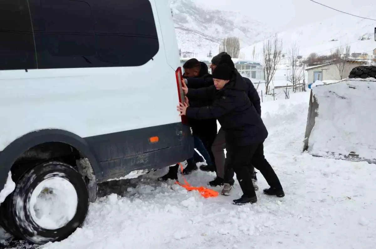 Tatvan\'da Kar Yağışı Mağdurlarına Kaymakam Yardımı