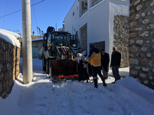 Yollar karla kaplandı, hasta kepçeyle hastaneye ulaştırıldı Yollar karla kaplandı, hasta kepçeyle hastaneye ulaştırıldı