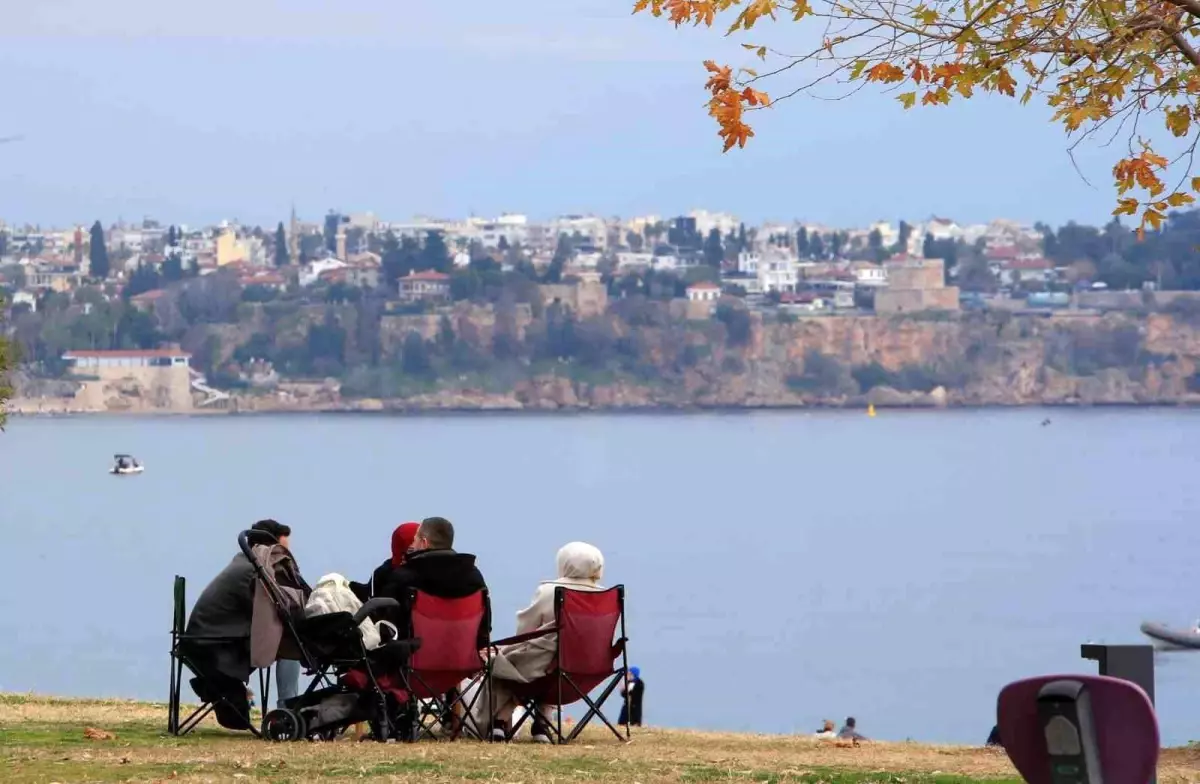 Antalya\'da Bahar Havası ve Kalabalık