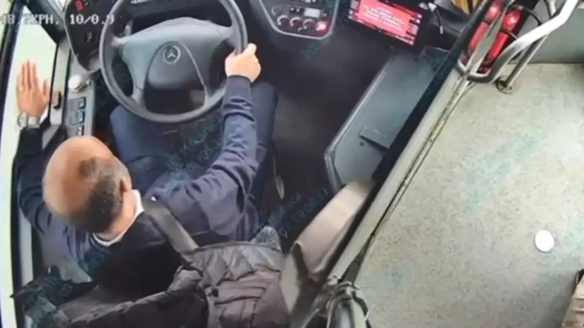 15 Temmuz Şehitler Köprüsü\'nde motosikletliler lodosta ilerlemekte güçlük çekti; İETT otobüsü eşlik etti