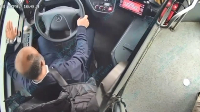 15 Temmuz Şehitler Köprüsü'nde motosikletliler lodosta ilerlemekte güçlük çekti; İETT otobüsü eşlik etti