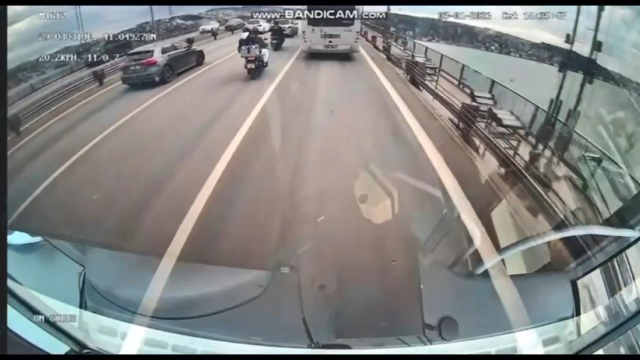 15 Temmuz Şehitler Köprüsü'nde motosikletliler lodosta ilerlemekte güçlük çekti; İETT otobüsü eşlik etti