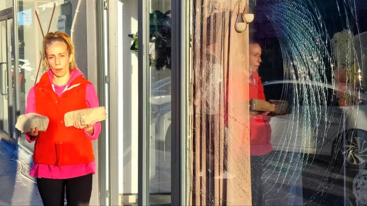 Adana\'da Düğün Ofisine Taşlı Saldırı