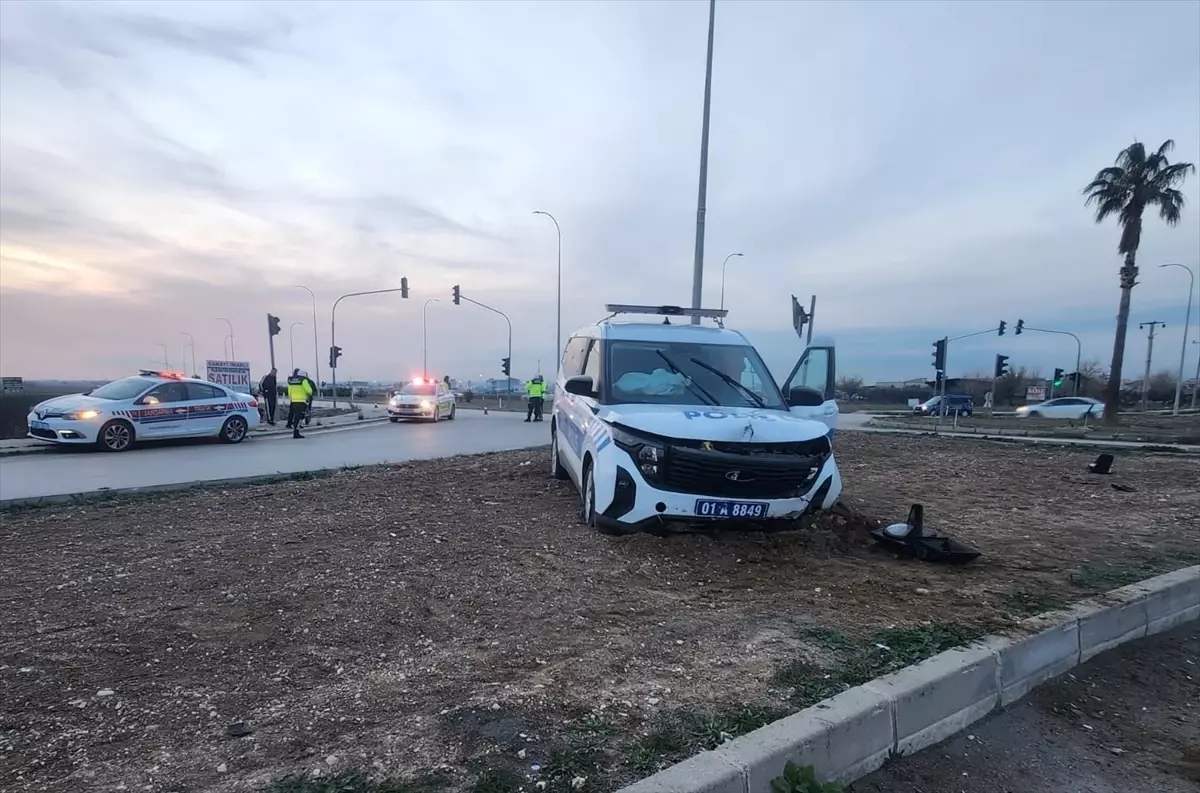 İmamoğlu\'nda Polis Aracına Çarpan Otomobil Kazası