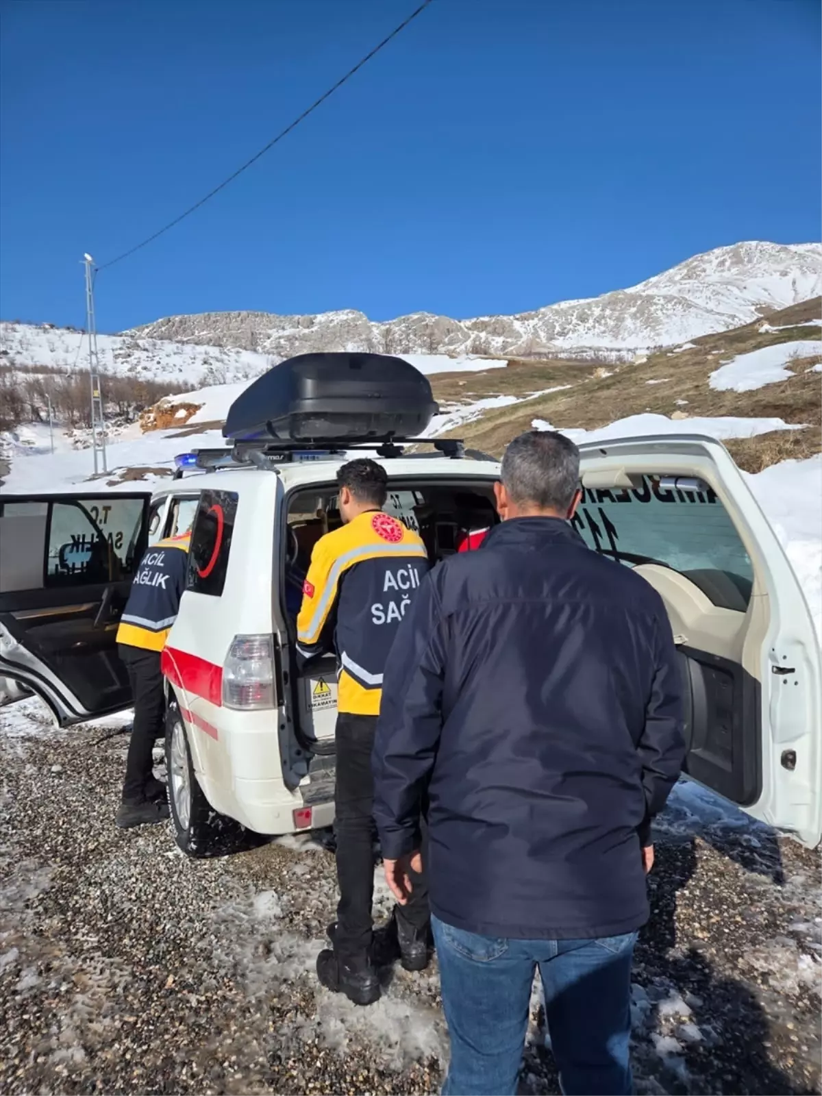 Ambulans Karla Mahsur Kaldı