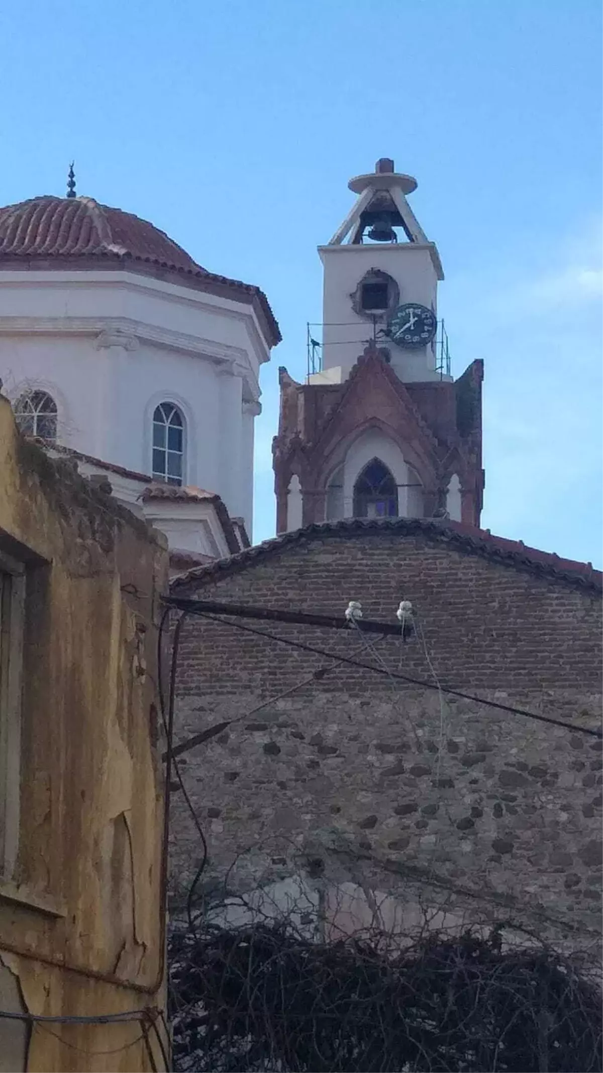 Ayvalık\'ta Fırtına Saatli Camiyi Vurdu