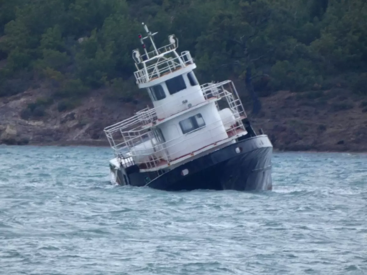 Ayvalık\'ta Feribot Lodos nedeniyle Karaya Oturdu
