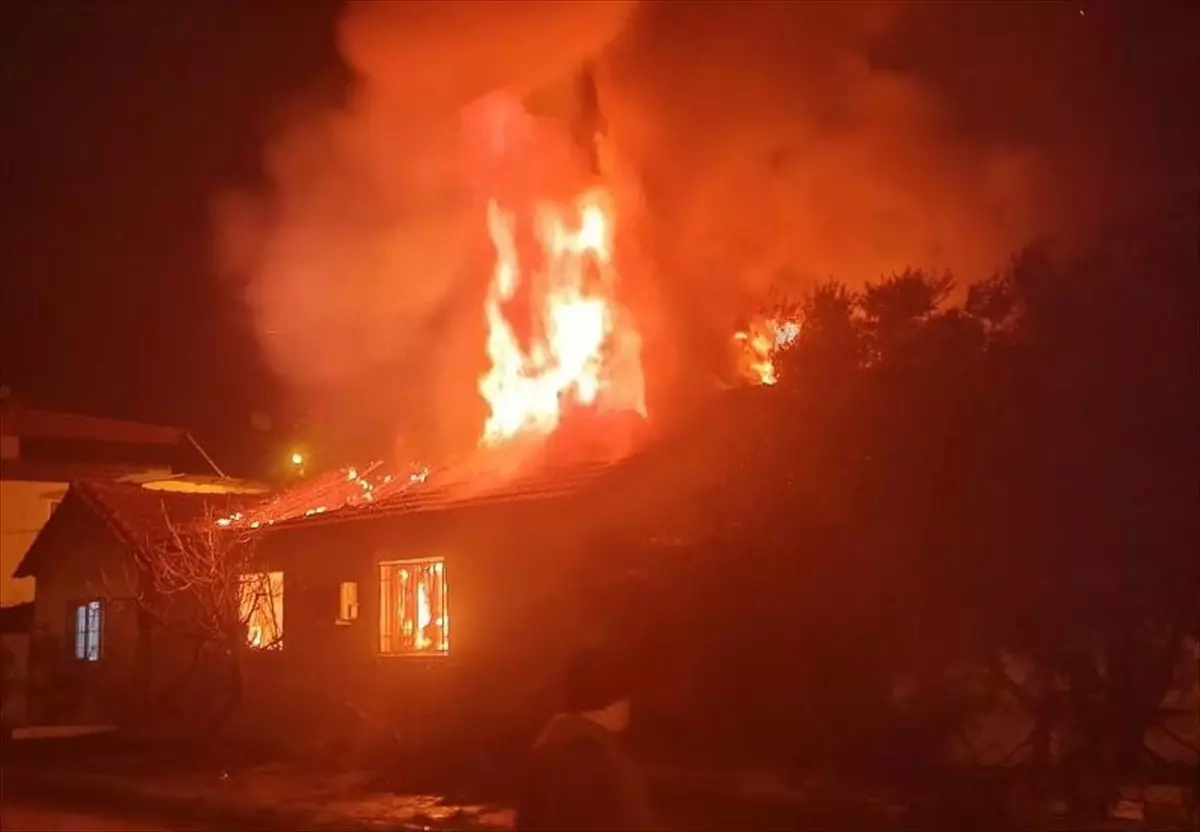 Bayındır\'da Ev Yangını: 1 Yaralı