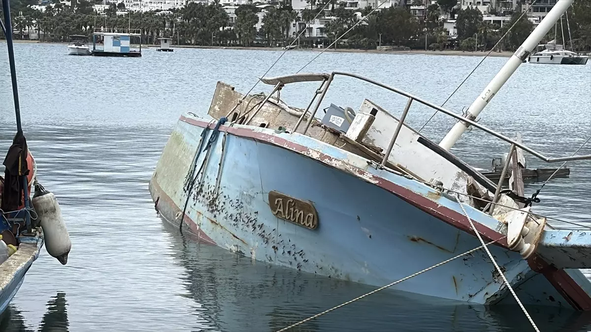 Bodrum\'da Tekne Rüzgarla Yan Yattı