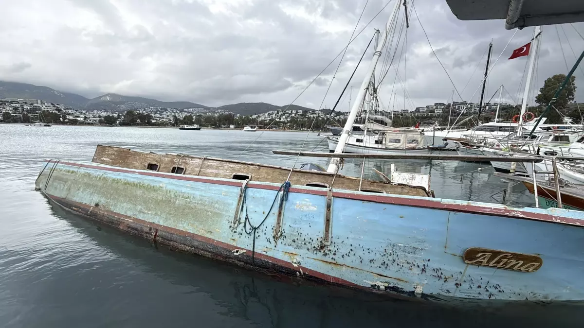 Bodrum\'da Yelkenli Tekne Yan Yattı