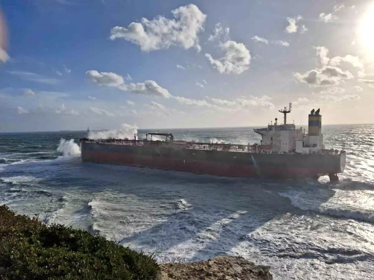 Bozcaada\'da Ham Petrol Tankeri Karaya Oturdu