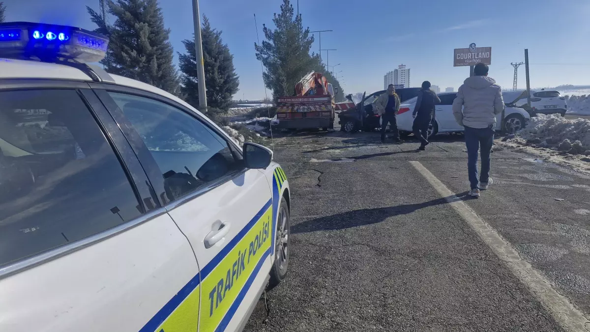 Diyarbakır\'da Buzlanma Kazası: 12 Yaralı