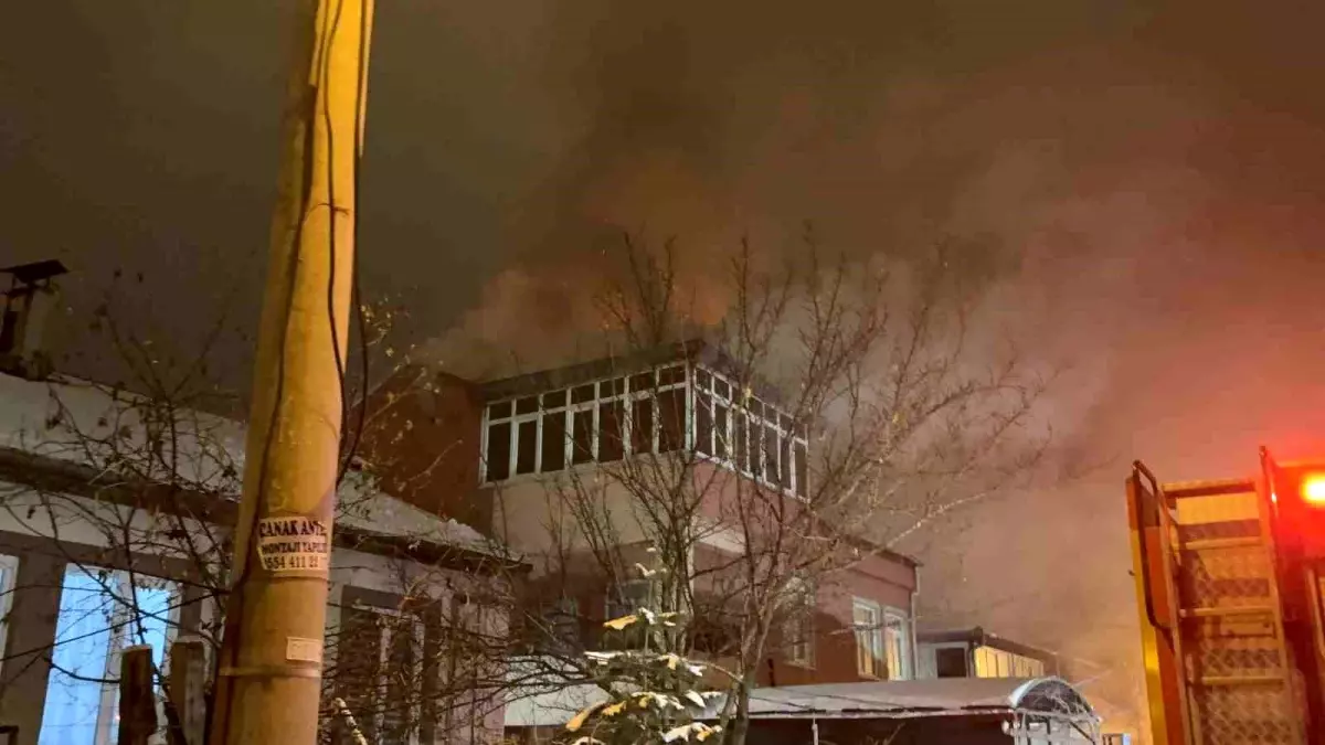 Kayseri\'de Çatı Yangını 2 Saatte Söndürüldü