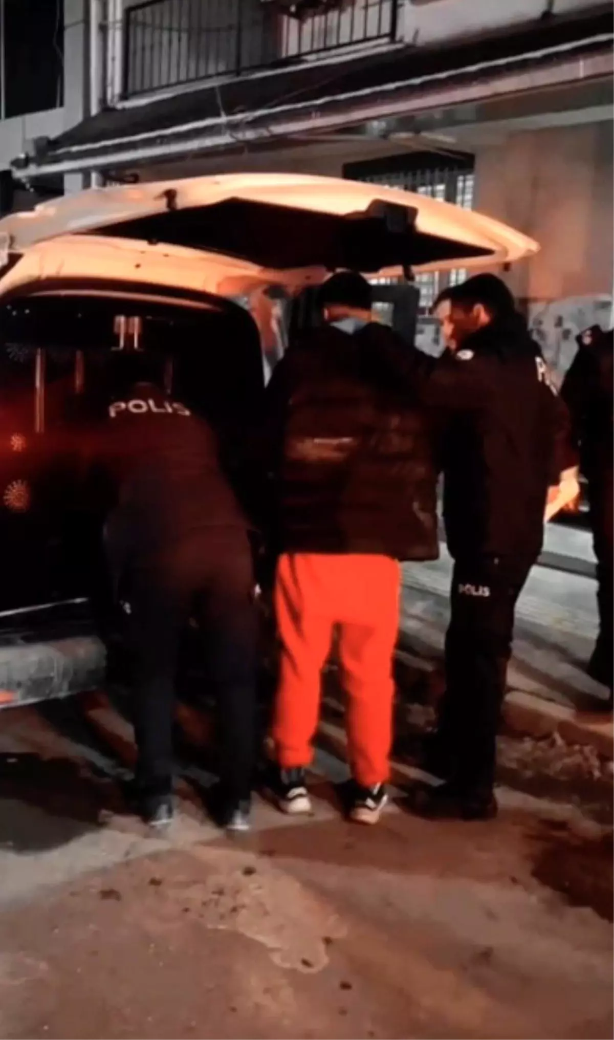 Çatılardan atlayarak izini kaybettirmeye çalıştı, polis ekiplerinden kaçamadı