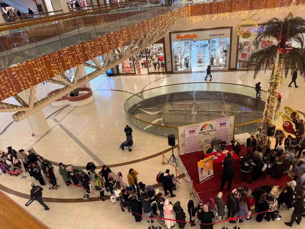 Ceylan Karavil Park AVM\'de Yazar İmza Günü Coşkusu