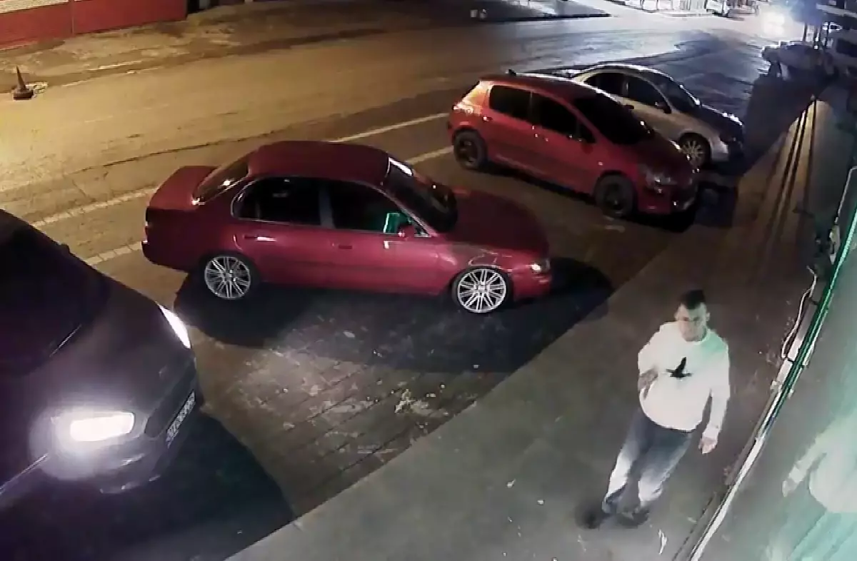 Kapüşonlu saldırganlar düğün ofisini taşladı: 2 kız kardeş şikayetçi