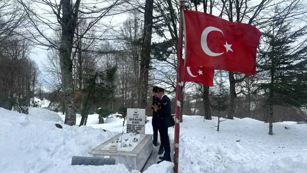 Düzce\'de jandarma personeli şehitleri kabirleri başında andı