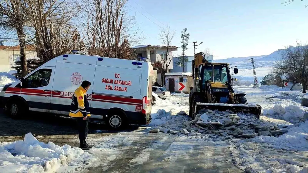 Ekipler ambulansın yolunu açtı, anne ve bebek hastaneye ulaştırıldı