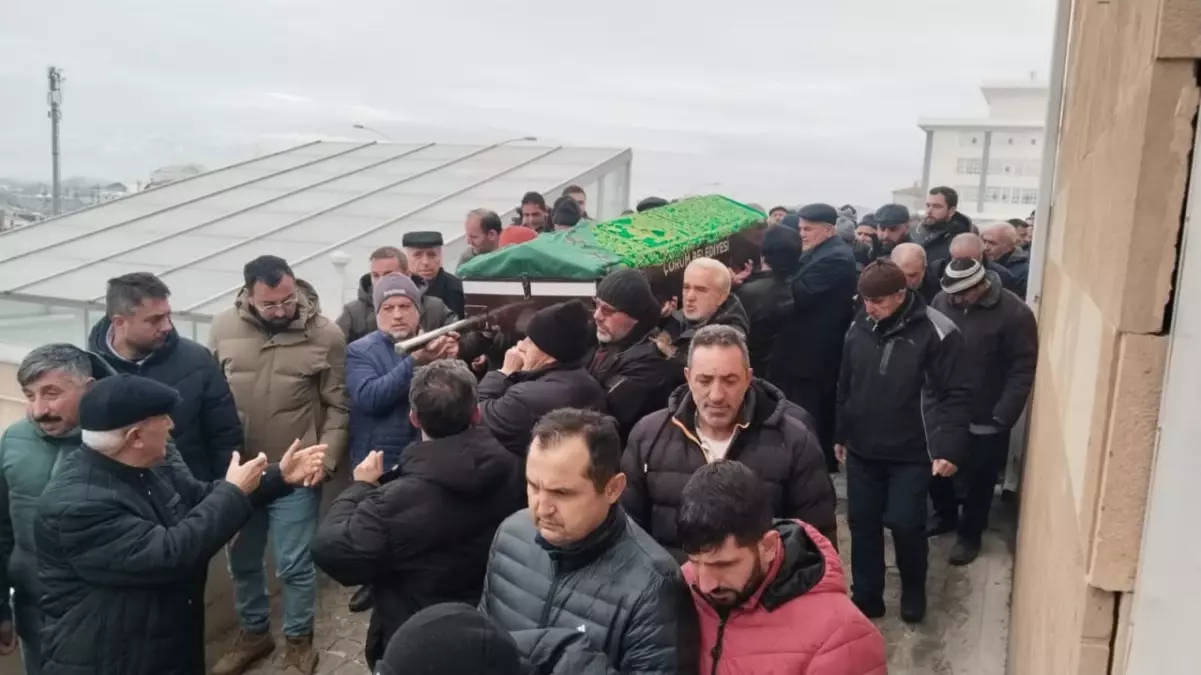 Cüneyt Özdemir\'in Annesi Toprağa Verildi