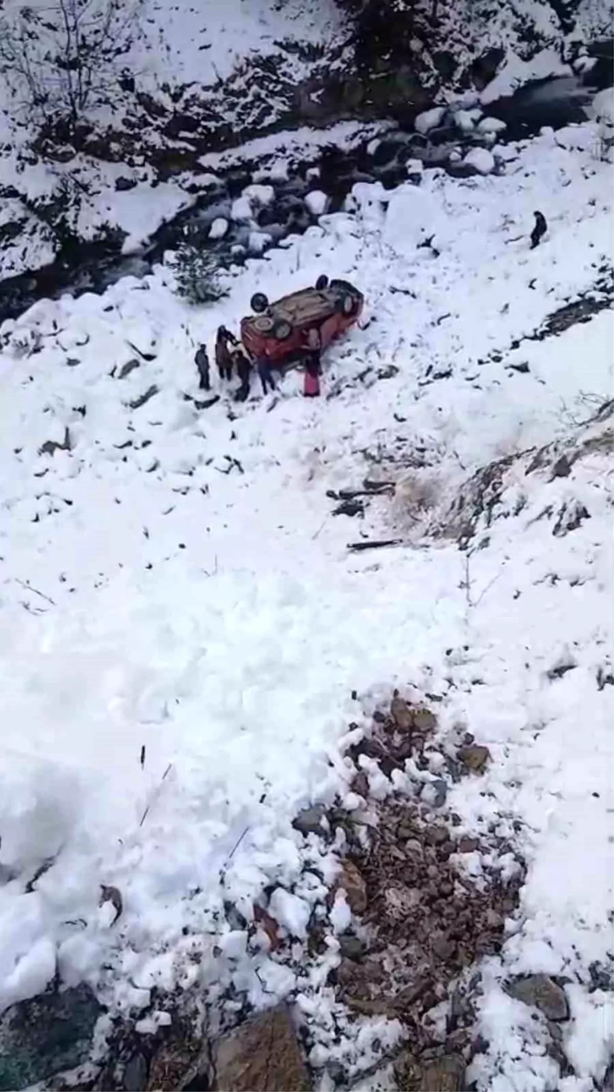 Kürtün\'de Kamyonet Dereye Yuvarlandı: 5 Yaralı