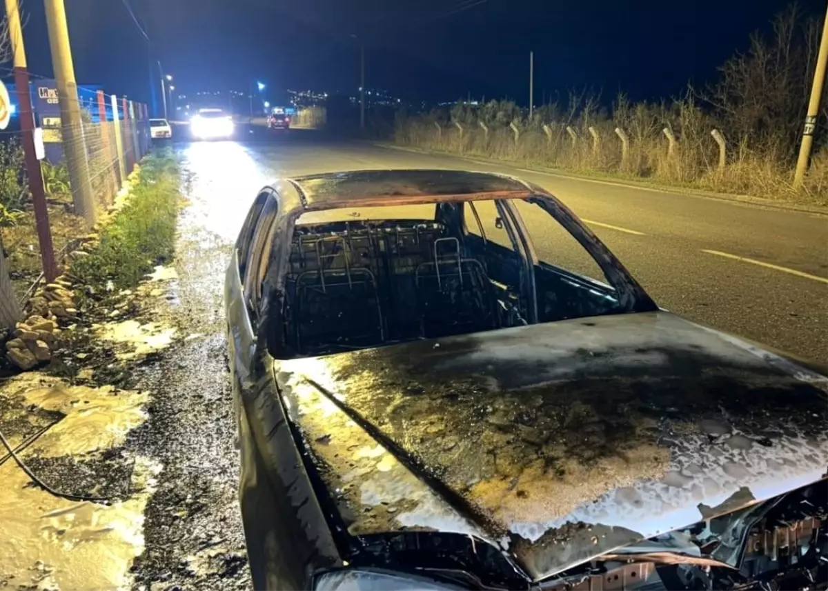 Kırkağaç\'ta Otomobil Alev Alev Yandı