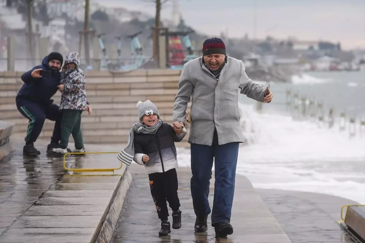 İstanbul\'da Kuvvetli Lodos Hayatı Olumsuz Etkiliyor