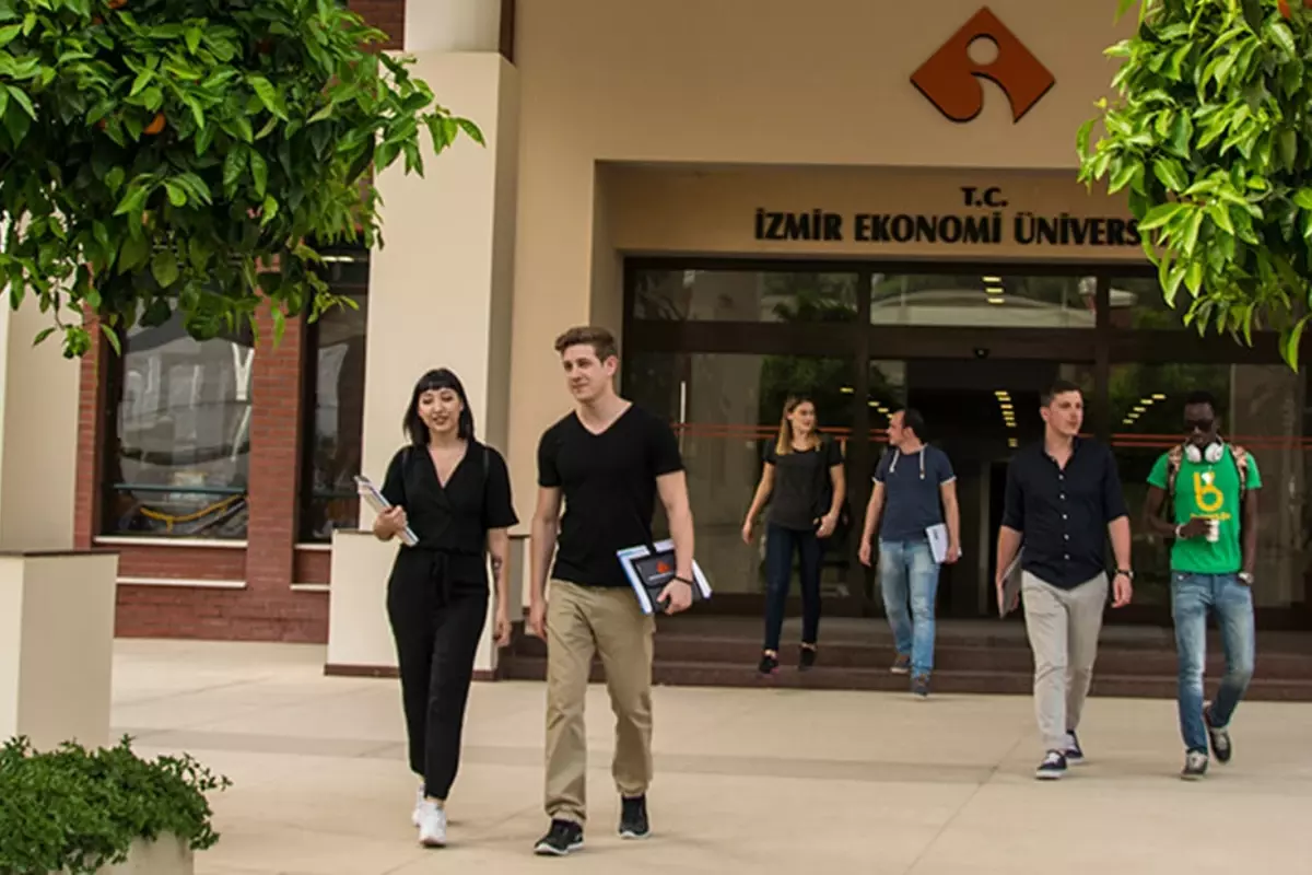İzmir Ekonomi Üniversitesi\'nde infial yaratan skandal : Kız öğrencileri oylamaya koydular