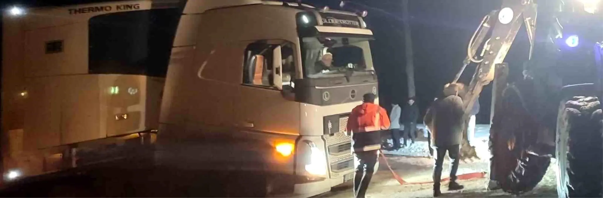 Karda mahsur kalan tır belediye ekipleriyle kurtarıldı