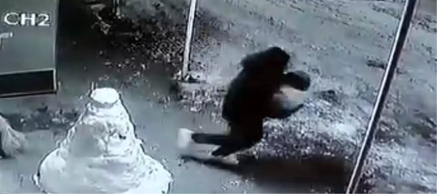 Elazığ\'da Kardan Adamın Kafası Çalındı