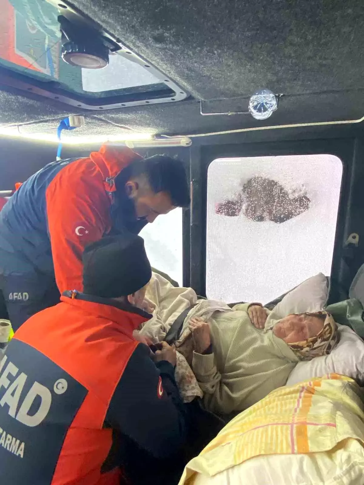 Karla Kaplı Yolda Yaşlı Kadın Kurtarıldı