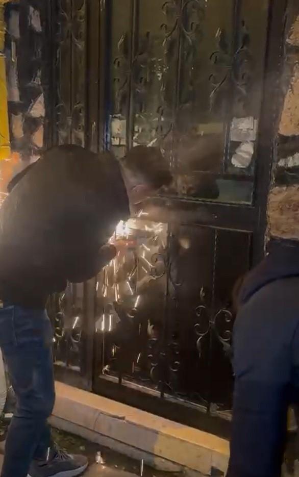 Kumar oynatılan mekana kapıyı ikiye bölerek giren polis, çatıdan kaçmaya çalışanları yakaladı Kumar oynatılan mekana kapıyı ikiye bölerek giren polis, çatıdan kaçmaya çalışanları yakaladı