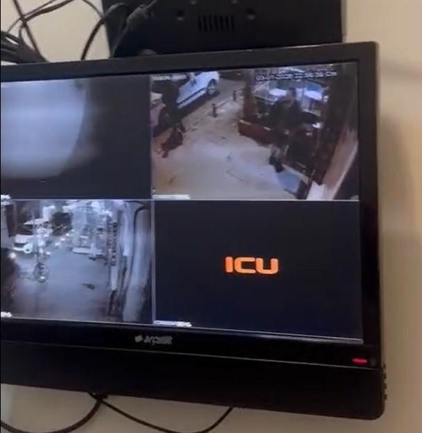 Kumar oynatılan mekana kapıyı ikiye bölerek giren polis, çatıdan kaçmaya çalışanları yakaladı Kumar oynatılan mekana kapıyı ikiye bölerek giren polis, çatıdan kaçmaya çalışanları yakaladı