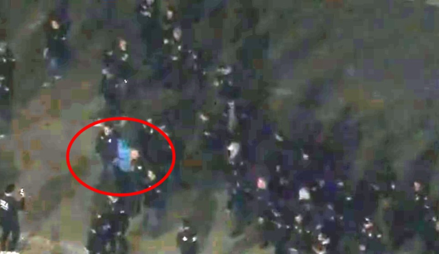 Maduro, başında mavi örtüyle uçaktan indirildi.