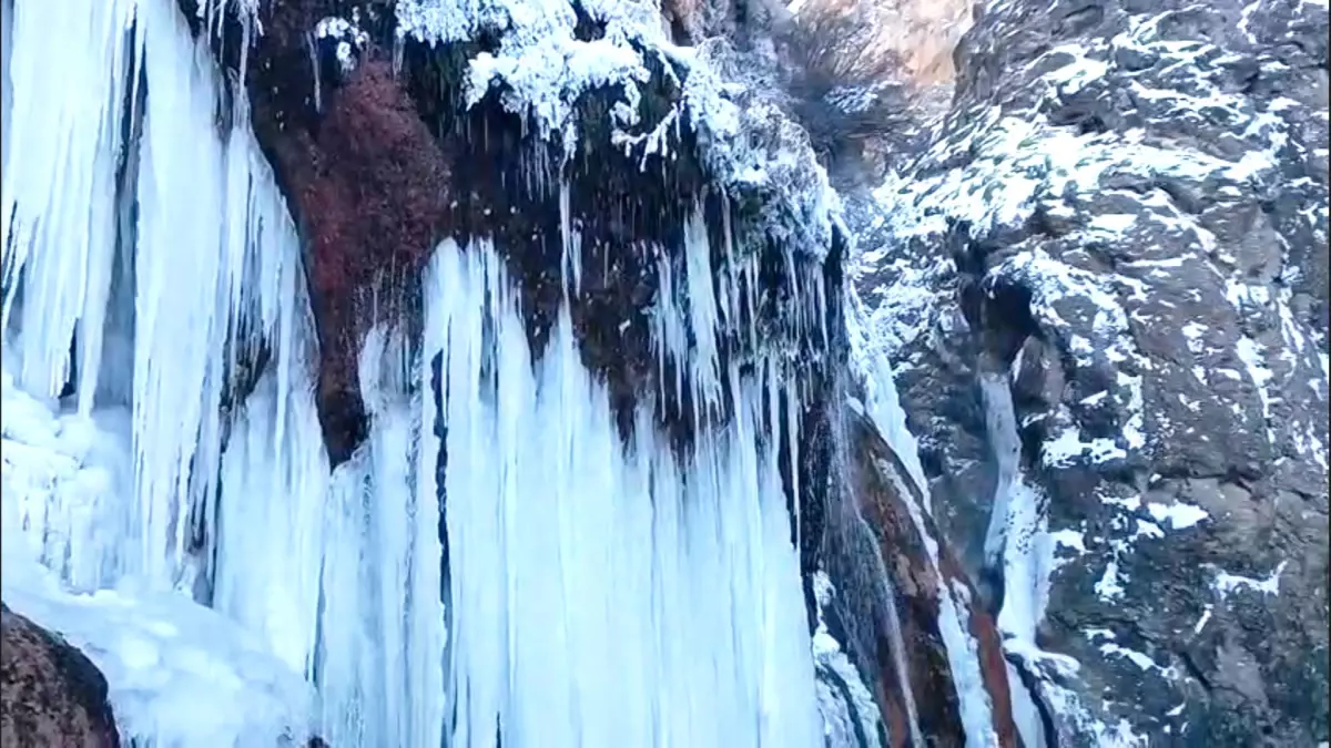 Günpınar Şelalesi Dondu