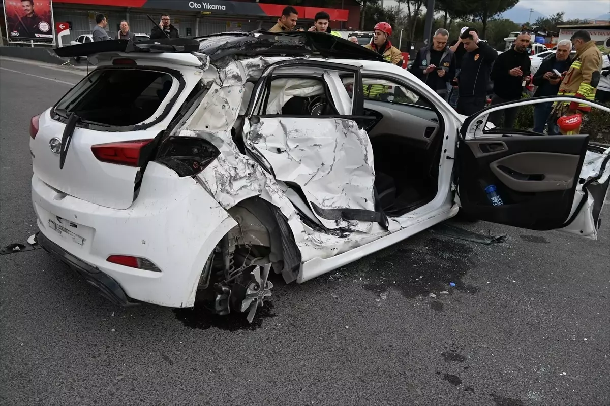 Turgutlu\'da Otobüs ve Otomobil Çarpıştı: 3 Yaralı