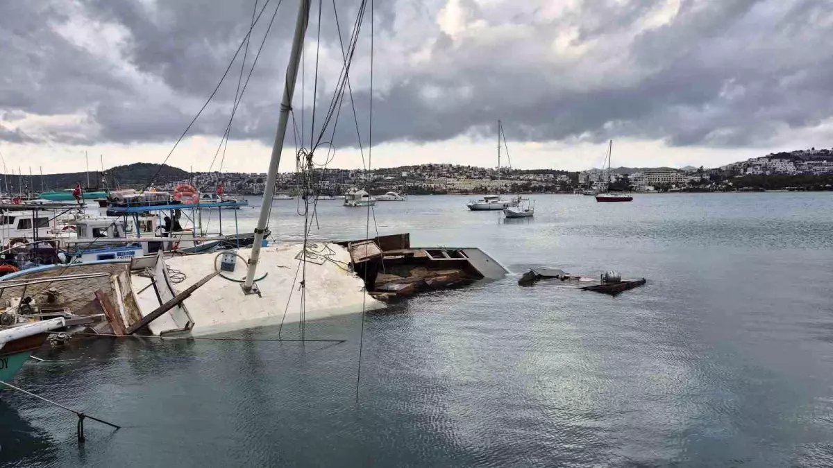 Bodrum\'da Kuvvetli Rüzgar Tekneyi Batırdı