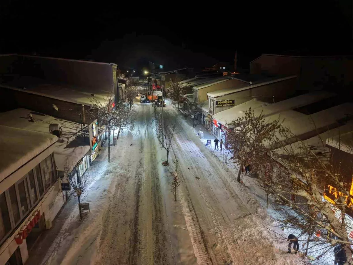 Patnos\'ta karla mücadele aralıksız sürüyor