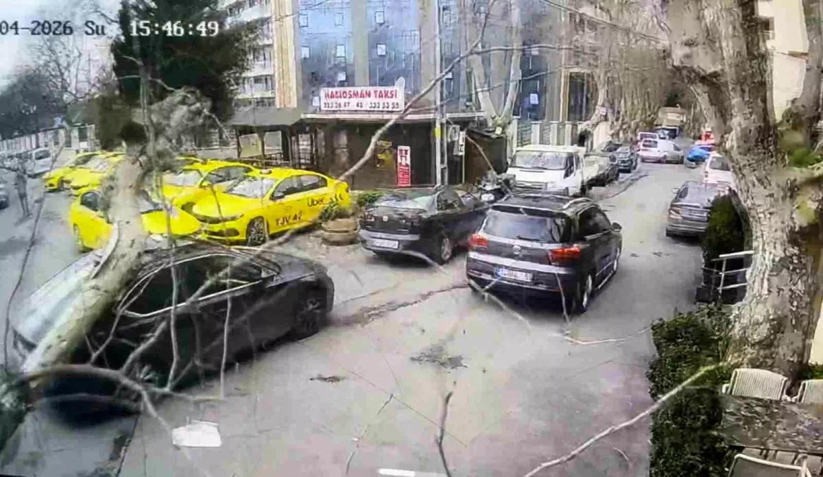 Sarıyer\'de çınar ağacı otomobilin üzerine devrildi: O anlar kamerada