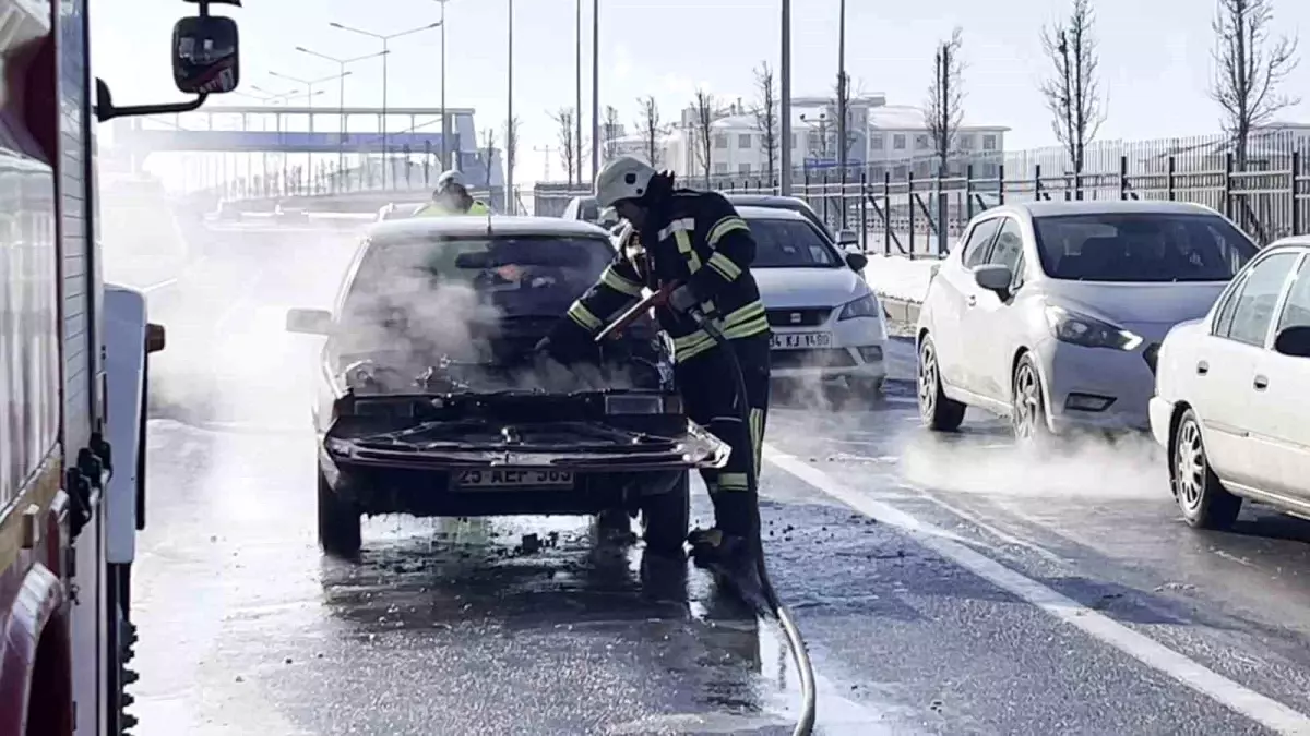 Seyir halindeki otomobil yandı