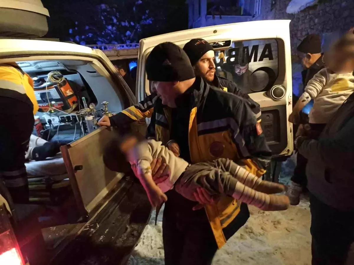 Siirt\'te Hastalar, Karla Mücadele Ekipleriyle Kurtarıldı