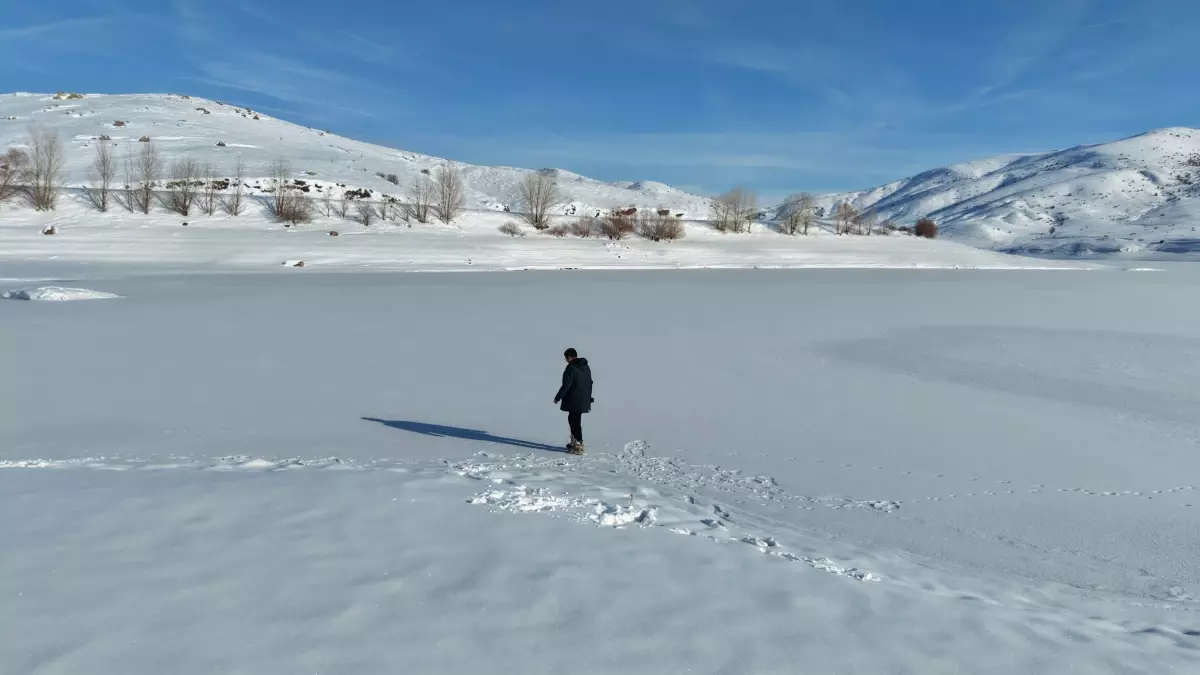 Sivas\'ta Yıldız Göleti Buzla Kaplandı
